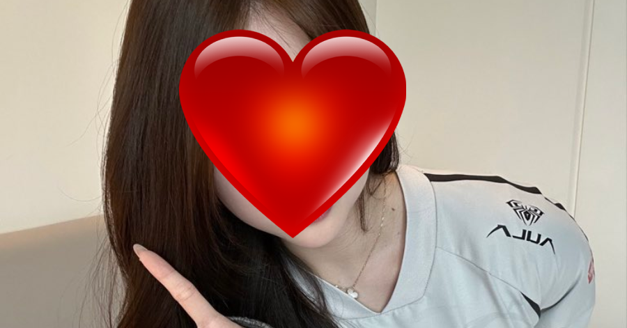 Nữ BLV siêu gợi cảm gây chú ý với màn dự đoán CKTG "toàn sai"