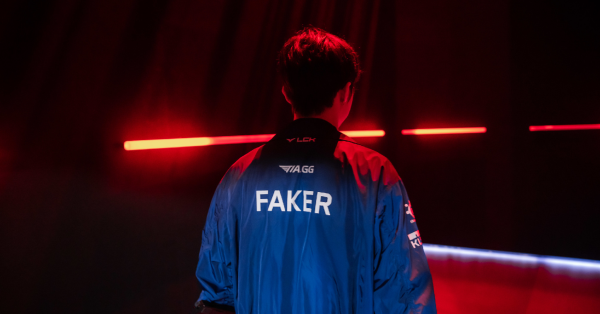 Chỉ một hành động nhỏ của Faker, fan T1 biết rằng điều tệ nhất sau trận thắng G2 đã đến