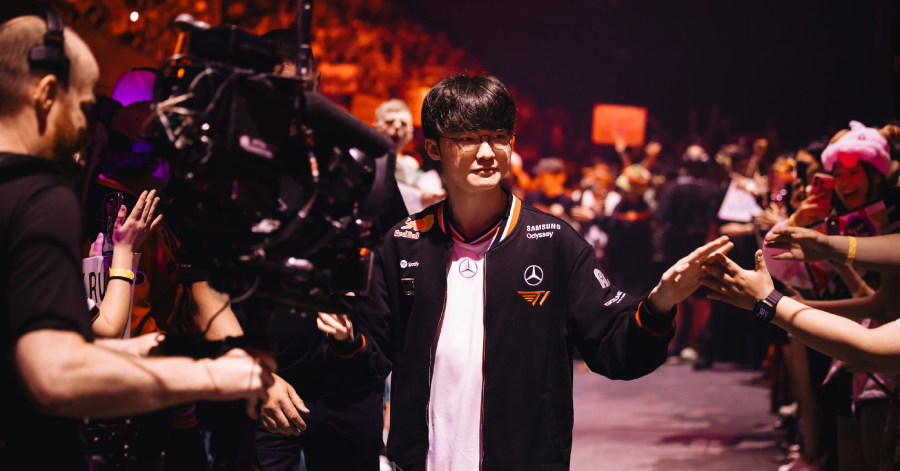 Faker tiếp tục có màn "gáy khét" dù chẳng hề nói câu nào