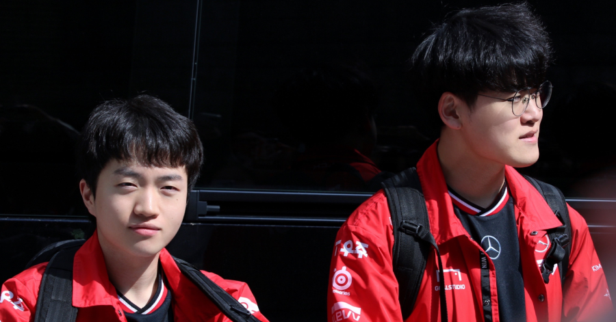 Thượng tầng T1 liên tiếp có hành động tranh cãi trong ngày Smash thay Gumayusi