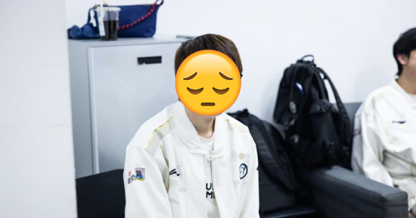 Cựu vương CKTG bị yêu cầu giải nghệ sau màn "feed không lối thoát"