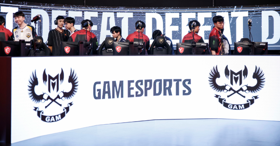 BLV Hoàng Luân bất ngờ "var" thẳng một sao GAM ngay trên kênh stream