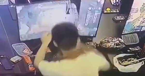 Game thủ đấm vỡ màn hình của quán net vì thua Đấu Trường Chân Lý, hành động sau đó còn khiến cộng đồng chán ghét cực độ