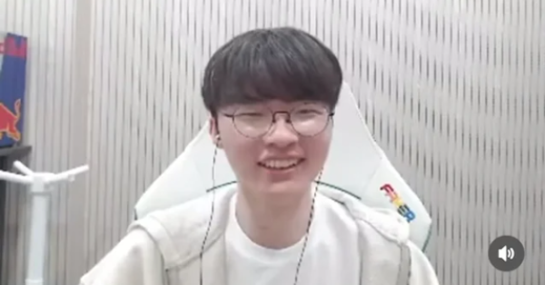 Faker không quên "cà khịa" T1 sau chiến thắng áp đảo trước FOX