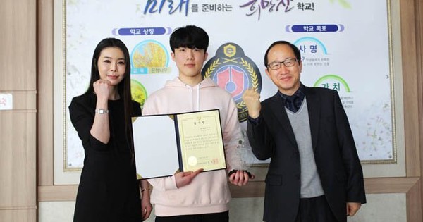 Game thủ Fortnite của T1 donate tận 220000 USD cho trường học cũ của mình